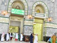 وكشفت مصادر سعودية أن عدد أبواب المسجد المكي ستبلغ عقب الانتهاء من عملية التوسعة 262 بابًا.