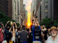 New York City watching Manhattanhenge in the northwest (Twitter/W.Shein)