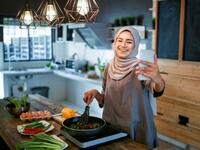 سيأخذ التواصل مع صلة الرحم والأقارب منحى تكنولوجيًا لنقل التهنئة إلى العالم الافتراضي عبر إنستغرام أو تويتر أو فيسبوك، أو التواصل عبر الفيديوهات والتيك توك، أو باستخدم تطبيقي "واتساب" و"فيس تايم".