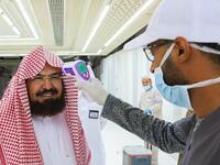 تجهيز غرفة أو دور لعزل الحالات المشتبه بها من القائمين على مسار الحج والموظفين أو الحجاج داخل العمائر السكنية وكافة المرافق حتى يتم التواصل مع الجهات المختصة وعمل الإجراءات اللازمة. 