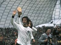 المركز السادس: الألماني غيرد مولر برصيد 735 هدفاً خلال 793 مباراة