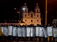 Riot police block an area after polls closed in Belarus' presidential election, in Minsk on August 9, 2020. Sergei GAPON / AFP