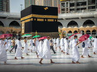 وبعد أن فرغ الحاج من رمي جمرة "العقبة الكبرى" يشرع له أن يقوم بذبح الهَدي، وهي الإبل أو البقر أو الغنم، بالنسبة للحاج المتمتع والقارن فقط، ثم يحلق شعره أو يقصره، ويتحلل التحلل الأول من الإحرام، ويتوجه بعدها إلى مكة لأداء طواف الإفاضة.