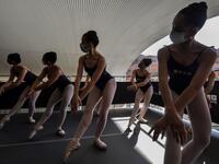 Ballet Paraisopolis students rehearse in Paraisopolis favela, outskirts of Sao Paulo, Brazil on August 27, 2020, amid the new coronavirus COVID-19 pandemic. NELSON ALMEIDA / AFP