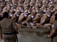 Members of the "Mara 18" and "MS-13" gangs are seen in custody of guards at a maximum security prison in Izalco, Sonsonate, El Salvador on September 4, 2020, amid the new coronavirus pandemic. The salvadoran government showed Friday the "strict" reclusion conditions of gang members in the country's prisons, amid a controversy generated by a journalistic report that denounced alleged benefits to imprisoned gang members to reduce homicides. Yuri CORTEZ / AFP