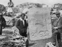 سافر لأولِ مرة إلى الشرق الأوسط حين كان طالبًا يدرس علم الآثار في أكسفورد، وأمضى صيف 1909 مسافرًا وحده عبر أرجاء سوريا وفلسطين لمسح القلاع الصليبية أثناء إعداده أطروحته الدراسية.