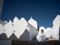 A woman visits the grave of a relative at the cemetery of Casabermeja, southern Spain, on October 30, 2020 on the eve of All Saint's Day amid the coronavirus pandemic. JORGE GUERRERO / AFP