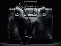 لا تحتوي الحقيبة في الواقع على زر أحمر كبير لشن حرب نووية، فالغرض الأساسي منها هو تأكيد هوية الرئيس، حيث يسمح له بالتواصل مع مركز القيادة العسكرية الوطنية في البنتاغون، الذي يراقب التهديدات النووية في جميع أنحاء العالم، ويمكن للرئيس أن يأمر برد فوري.