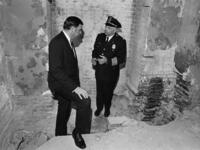 1971: انفجرت قنبلة زرعتها مجموعة "ويذر أندرجراوند" المتطرفة المناهضة للحرب احتجاجًا على غزو "لاوس" المدعوم من أمريكا في إحدى دورات المياه في الشطر الخاص بمجلس الشيوخ من الكابيتول وأحدثت أضرارًا كبيرة لكن لم تتسبب في إصابات.