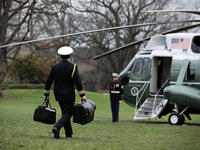 الـ"بيسكت" النووية: بطاقة بلاستيكية منفصلة عن كرة القدم تحتوي على رموز المصادقة على توجيه ضربة نووية وتسمح للرئيس بالتعريف عن نفسه للجيش وإصدار الأمر بتوجيه ضربة نووية.