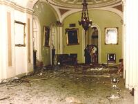 1983: انفجرت قنبلة مخبأة تحت مقعد خارج قاعة مجلس الشيوخ فتسببت في نسف مفصلات باب يفضي إلى مكتب "روبرت بيرد" زعيم الديمقراطيين آنذاك ولم يصب أحد بسوء. وقالت جماعة يسارية متطرفة إنها نفذت التفجير ردًا على التورط العسكري الأمريكي في لبنان وجرينادا.