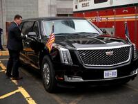 تمتلك السيارة دروع حماية تجعلها تشبه دبابة تسير على إطارات ويصل وزنها إلى نحو 9 أطنان، ويتكون هيكلها المعدني من مزيج لعدة مواد تضم التيتانيوم والألومنيوم والفولاذ والسيراميك.