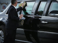 يمتلك الرئيس في المقعد الخلفي هاتفًا خاصًا متصلًا بالأقمار الصناعية ونائب الرئيس ووزارة الدفاع، كما يتم تأمينه داخل السيارة عن طريق منفذ خاص بينه وبين السائق هو الوحيد الذي يتحكم فيه.