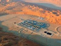 خلاف سعودي إماراتي: في 1999 قاطعت الإمارات مؤتمر وزراء الخارجية والنفط لدول مجلس التعاون الخليجي في السعودية والذي عقد بالتزامن مع تدشين حقل للنفط في منطقة الشيبة، بذريعة أن الدولة المضيفة لا تشركها في تقاسم عائدات النفط من هذا الحقل، وتفاقم الخلاف بسبب التعاون مع قطر في نقل الغاز الطبيعي القطري إلى الإمارات عن طريق أراضي قالت السعودية أنها ملك لها.