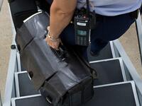 وزن: 20 كلغ وهي مغلفة بإطار من الألومنيوم داخل سترة جلدية.