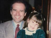 تبلغ آشلي من العمر 39 عامًا، وهي ابنة جو الوحيدة من زواجه الثاني، الذي جاء بعد الحادث المروري الأليم الذي أودى بحياة ابنته "نعومي" (15 شهرًا) وزوجته الأولى "نيليا" في 1972.