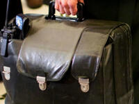 تزود الحقيبة القائد العام (الرئيس) بقائمة مبسطة لخيارات الضربة النووية، مما يسمح له بأن يقرر، على سبيل المثال، ما إذا كان سيقضي على جميع أعداء أمريكا بضربة واحدة، أو يقصر ذلك على محو موسكو أو بيونغ يانغ أو بكين فقط.