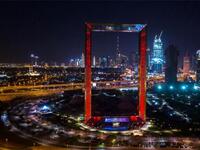 البناء الأيقوني الملهم "برواز دبي" ببريقه الذهبي الذي يعانق الأفق ازدان اللون الأحمر، والمبنى الرئيسي لـ"ديوا" صاحبة الإنجازات العالمية في مجال الاستدامة، ومقر القيادة العامة لشرطة بتصميمه الأخاذ وموقعه الحيوي.