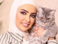 خبيرة التجميل الكويتية سندس القطان: أثارت جدلًا حين وصفت عقود العمالة المنزلية المعمول بها في بلدها بـ"المسخرة" مستنكرة منحها يوم إجازة بالأسبوع واحتفاظ العمالة بجوازات سفرها.
