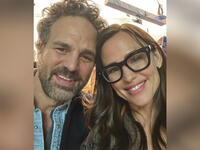 The picture shows Garner and Ruffalo smiling for the camera