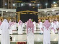 السعودية: أعلنت السعودية عن إقامة صلاة تراويح شهر رمضان هذا العام في المسجدين الحرام والنبوي مع تعليق موائد الإفطار الجماعي والاعتكاف.