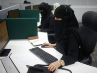 33.2 % مشاركة المرأة السعودية في القوى العاملة: استحداث وظائف للمستقبل ودعم الابتكار، وزادت مشاركة المرأة السعودية في القوى العاملة لتصل إلى 33.2 % عام 2020م بعد أن كانت 19.4 % في عام 2017م.