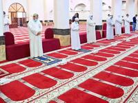 الكويت: سمحت وزارة الأوقاف والشؤون الإسلامية للرجال بأداء الصلاة داخل المسجد، فيما يسمح للنساء الصلاة في الباحات مع تطبيق الجميع للاشتراطات الصحية من ارتداء للكمامات والتباعد الجسدي.