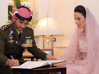 وفي 2 يناير 2013 تزوج من الكابتن طيار بسمة محمود العتوم، من قرية كفرخل في جرش، وأنجبا 5 أبناء (4 إناث وذكر).