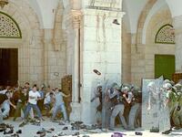 25 سبتمبر 1996: أقدمت قوات الاحتلال على فتح نفق أسفل المسجد الأقصى، بعد محاولتين فاشلتين لفتحه، كانت المرة الأولى عام 1986 والثانية عام 1994، مثيرًا غضب سكان القدس، ودعي عبر مكبرات الصوت في المساجد، للتحرك صوب المنطقة من أجل إفشال مخططات الاحتلال، وعلى إثره تم التصدي للجموع التي احتشدت في القدس بالرصاص والاعتقالات.