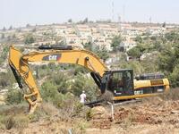 كاتربيلار Caterpillar: تستخدم قوات الاحتلال جرافات كاتربيلار CAT في هدم منازل الفلسطينيين وتجريف مزارعهم، كما استخدمتها في المجازر الإسرائيلية في غزة. فقد قامت الشركة بتصميم جرافة محصنة خصيصاً للجيش الإسرائيلي، لذا وجبت مقاطعة ملابس وأحذية شركة CAT.