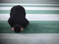 فضلها: أخبرنا الله تعالى في اللوح المحفوظ أن "ليلة القدر خير من ألف شهر"، ومن أدركها فهو ذو حظ عظيم، فكم من سعيد في هذه الدنيا قد نال سعادته بفضل دعائه في هذه الليلة المباركة، التي تعد أفضل الليالي.