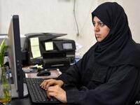 أما نسيمة السادة (حياتها الشخصية): من محافظة القطيف، وكانت تكتبُ بصفتها كاتبة عمود في عددٍ من المواقع الإخبارية السعودية والعربية حيثُ كانت تُركِّز في مقالاتها ونصوصها على حقوق المرأة في السعودية بما في ذلك مشاركة في الشأنِ السياسي كما تحدثت عن قوانين الجنسية السعودية وقادت حملة لإنهاء العنف ضد المرأة.