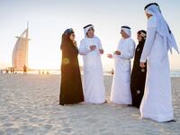 كما يستطيع الحاصل على الإقامة الذهبية أن يقوم بتحسين نمط حياته، ومستوى العيش للفئات التي تمتلك مستوى معيشي منخفض، كما يحظى بفرصة العمل لرجال الأعمال وأصحاب المواهب في مجالات مختلفة.