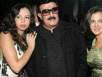 Samir Ghanem with teenage daughters Donia and Amy