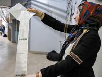 An Iraqi election official holds a printout of the electronic count of votes at a polling station in the northeastern city of Sulaymaniyah in Iraq's autonomous Kurdistan region during the early parliamentary elections on October 10, 2021. (Photo by Shwan MOHAMMED / AFP)