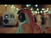 خلق الفيلم بيئة حميمة وتفاعلية في الحارة التي تسكنها هذه الشخصيات، والطبقية في هذه الحارة تتمثل في تقلص فرص ارتقاء السلم المجتمعي، وحتمية البقاء في نفس المكان.