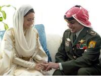 زواج الأمير علي: تعرف على الصحفية الجزائرية ريم الإبراهيمي خلال فترة الغزو الأمريكي على العراق حيث كانت تغطي الأحداث في بغداد والتقيا لأول مرة على الطعام في منزل الأميرة غيداء قبل أن يتزوجا في 2004.