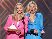 Lisa Kudrow and Mira Sorvino