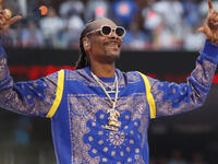  Snoop Dogg smokes a joint before going on stage 