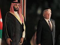السلام الملكي: فور هبوط طائرة ولي العهد في مطار الملكة علياء في العاصمة عمان، كانت مراسم الاستقبال الرسمية، وعزف السلامين الملكيين.