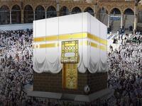 اللون الأبيض: كسا الخليفتان أبو بكر الصديق ومن بعده عمر بن الخطاب رضي الله عنهما، الكعبة المشرفة بثياب بيضاء تسمى "القباطي" وهي أثواب بيضاء رقيقة تصنع في مصر.
