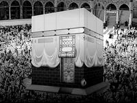 اللون البني الفاتح: كسا النبي إبراهيم عليه السلام بيت الله الحرام باللون البني الفاتح، وكانت كسوة من جلد الماعز، إذ كان البناء حينها صغيرًا.