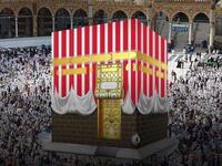 اللونان الأحمر والأبيض: عندما فتح نبي الله محمد صلى الله عليه وسلم مكة، لم يغير الكسوة التي وضعتها قريش، لكن عندما احترقت الكعبة على يد امرأة كانت تبخر الكعبة، كساها النبي بالثياب اليمانية المخططة باللونين الأبيض والأحمر.