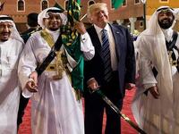 (العرضة السعودية) دونالد ترامب: في حالة من البهجة، وقف الرئيس الأمريكي السابق دونالد ترامب ليؤدي رقصة العرضة حاملًا سيفًا برفقة الملك سلمان بن عبدالعزيز آل سعود. جو بايدن: لم يتم إقامة أي مظاهر احتفالية للرئيس الأمريكي الحالي جو بايدن.