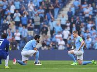 Players take a knee in support of the No Room For Racism campaign at the start of the UEFA Champions League final football match between Manchester City and Chelsea FC at the Dragao stadium in Porto on May 29, 2021. / AFP / POOL / David Ramos