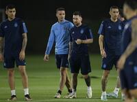 (From L) Argentina's defender #13 Cristian Romero, Argentina's coach #00 Lionel Scaloni, Argentina's forward #10 Lionel Messi and di Argentina's midfielder #11 Angel Di Maria take part in a training session at Qatar University in Doha on December 8, 2022, on the eve of the Qatar 2022 World Cup quarter-final football match between The Netherlands and Argentina. (Photo by JUAN MABROMATA / AFP)