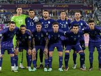 Argentina team players pose ahead of the start of the Qatar 2022 World Cup Group C football match between Poland and Argentina at Stadium 974 in Doha on November 30, 2022. (Photo by JUAN MABROMATA / AFP)