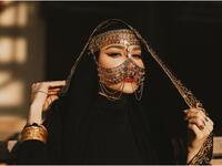 الذهب – Gold: ورد ذكر الذهب في الآية 31 من سورة الكهف ﴿أُولَٰئِكَ لَهُمْ جَنَّاتُ عَدْنٍ تَجْرِي مِن تَحْتِهِمُ الْأَنْهَارُ يُحَلَّوْنَ فِيهَا مِنْ أَسَاوِرَ مِن ذَهَبٍ﴾.