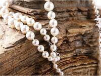 اللؤلؤ – Pearl: ورد ذكر اللؤلؤ في الآية 33 من سورة فاطر ﴿جَنَّٰتُ عَدْنٍۢ يَدْخُلُونَهَا يُحَلَّوْنَ فِيهَا مِنْ أَسَاوِرَ مِن ذَهَبٍۢ وَلُؤْلُؤًا ۖ وَلِبَاسُهُمْ فِيهَا حَرِيرٌ﴾.