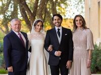 التقط الزوجان صورة رسمية مع الملك عبد الله والملكة رانيا. 